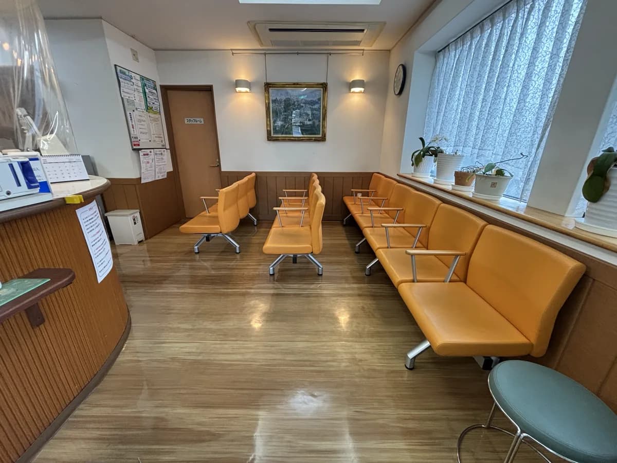 すぎやま内科の待合スペース全景